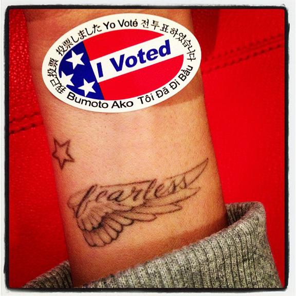 Ashley Tisdale publicou uma foto do selo de incentivo ao voto nos Estados Unidos