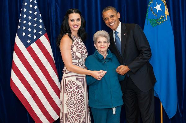 Katy Perry postou esta foto um dia antes da eleição, declarando seu apoio a Obama. Ela posou com o atual presidente ao lado de sua avó