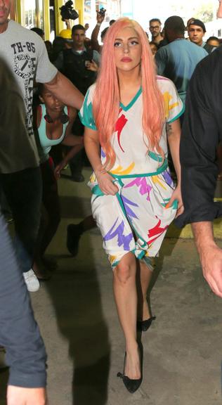 Lady Gaga visita comunidade no Rio de Janeiro
