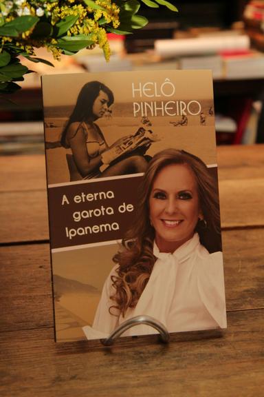 Helô Pinheiro lança autobiografia no Rio