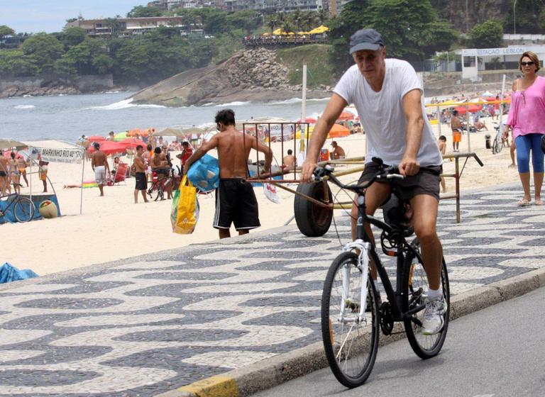 Marcos Caruso pedala pela orla do Leblon, Rio de Janeiro
