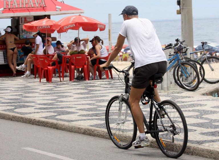 Marcos Caruso pedala pela orla do Leblon, Rio de Janeiro