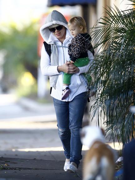 Pink e sua pequena Willow Sage passeia por Malibu, na Califórnia, Estados Unidos