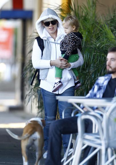 Pink e sua pequena Willow Sage passeia por Malibu, na Califórnia, Estados Unidos