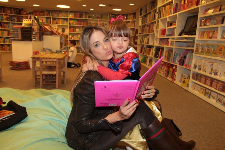 Rafaella Justus com a mamãe, Ticiane Pinheiro, em uma livraria