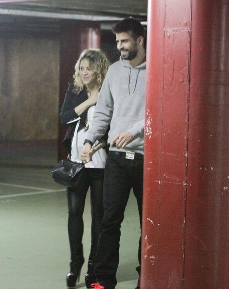 Sorridentes, Shakira e Gerard Piqué deixam sessão de cinema