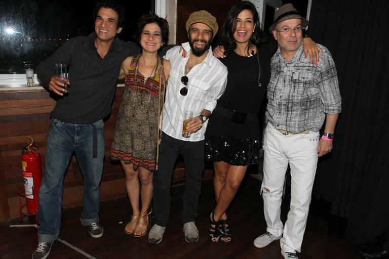 Emanuelle Araújo e a banda Moinho