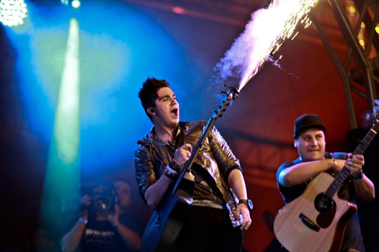 Luan Santana se apresenta em festival em Goiás
