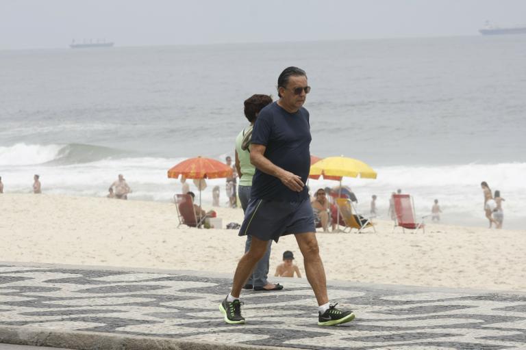 Galvão Bueno caminha pela orla do Leblon, no Rio de Janeiro