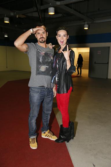 Paulinho Vilhena e Thaila Ayala curtem show do Kiss no Rio
