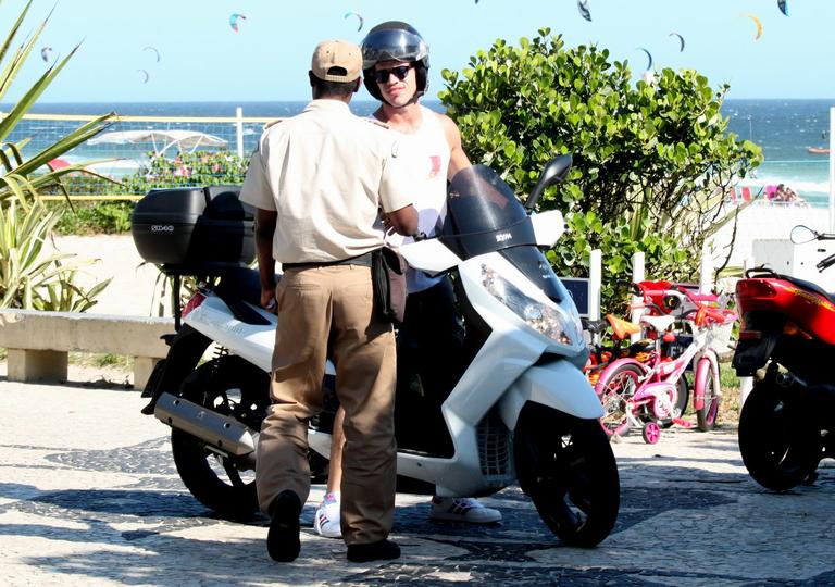 José Loreto estaciona moto em local impróprio