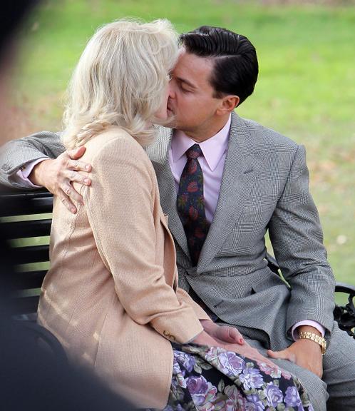 Leonardo DiCaprio filma cena de beijo com a atriz britânica Joanna Lumley, em Nova York