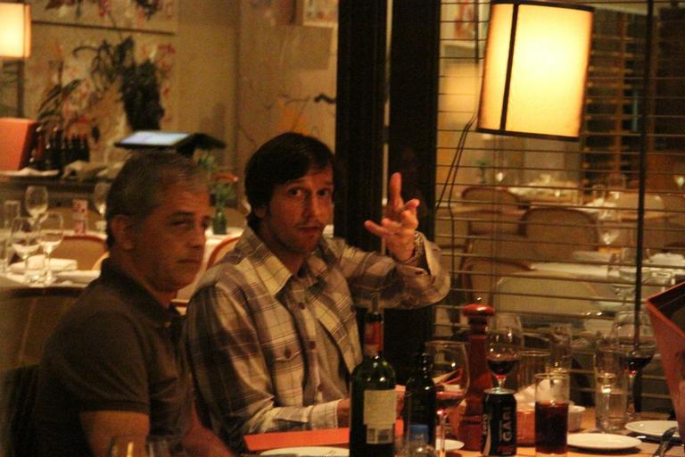 Adriana Esteves e Vladimir Brichta jantam com amigos no Rio