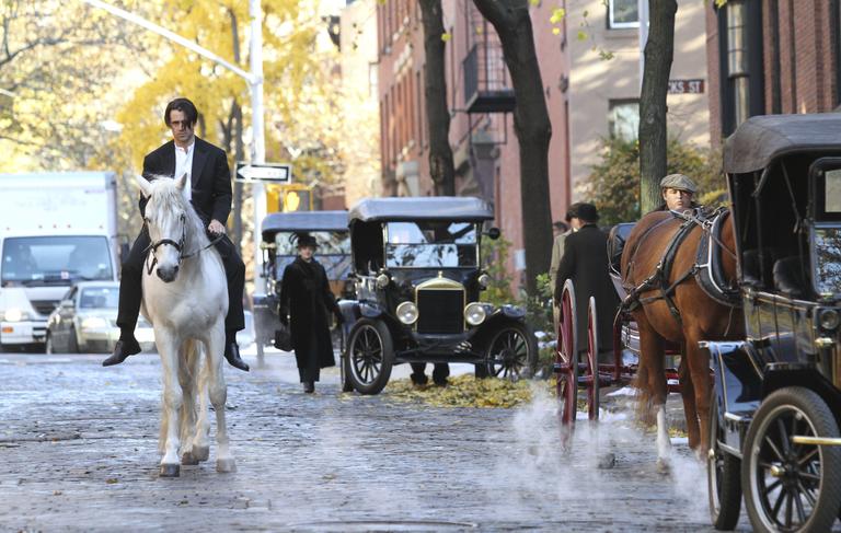 Colin Farrell filma em cima de um belo cavalo branco pelas ruas de Nova York, Estados Unidos