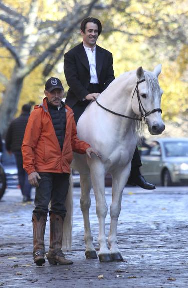 Colin Farrell filma em cima de um belo cavalo branco pelas ruas de Nova York, Estados Unidos