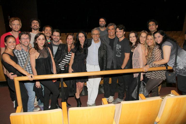 Caetano Veloso e Paula Burlamaqui posam com o elenco