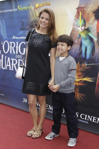 Nívea Stelmann com o filho, Miguel