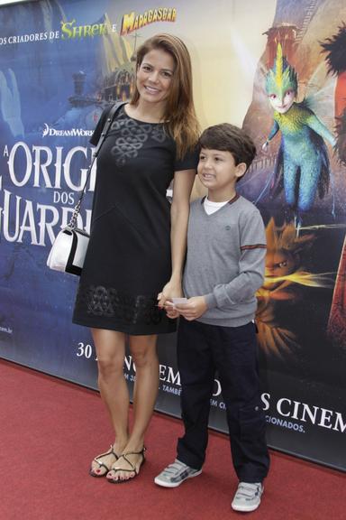 Nívea Stelmann com o filho, Miguel