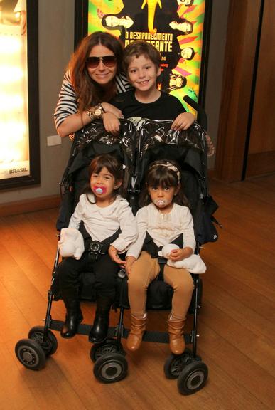 Giovanna Antonelli leva os filhos ao teatro no Rio