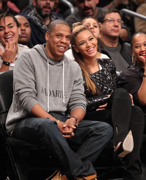 Jay-Z e Beyoncé se divertem em jogo de basquete nos Estados Unidos