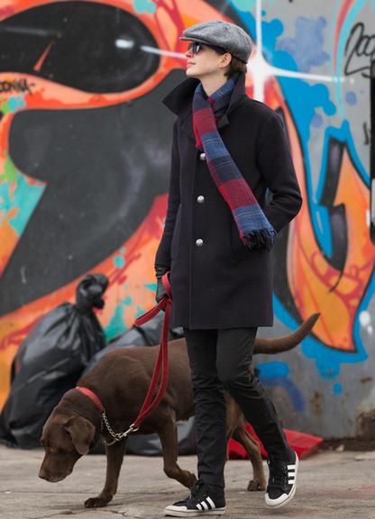 Anne Hathaway passeia com seu cão por Nova York, Estados Unidos