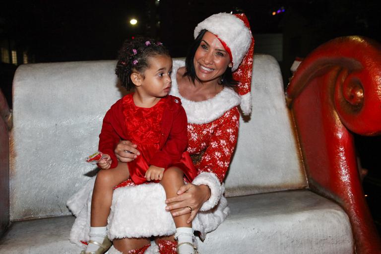 Scheila Carvalho e a filha Giulia, em clima de Natal