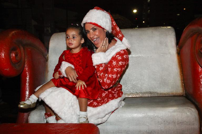Scheila Carvalho e a filha Giulia, em clima de Natal