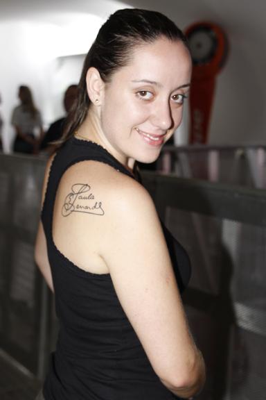 Fã tatua autógrafo de Paula Fernandes 