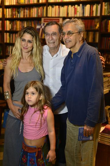Jorge Mautner cercado pela filha Amora Mautner, a neta Júlia e o amigo Caetano Veloso