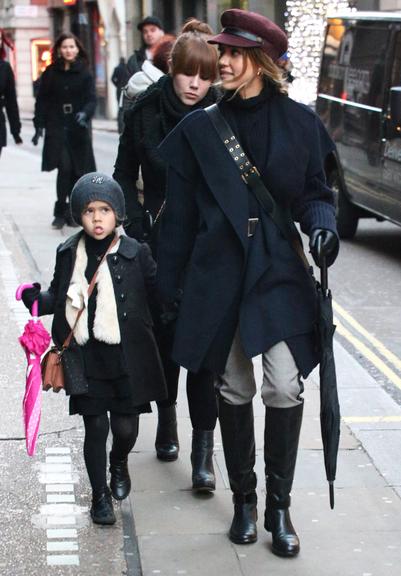 Em clima de Natal, Jessica Alba faz compras em Londres