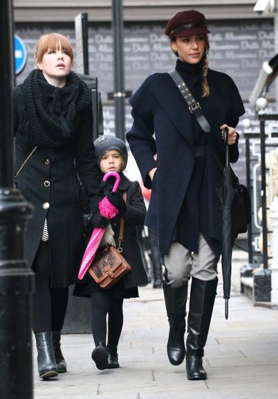 Em clima de Natal, Jessica Alba faz compras em Londres