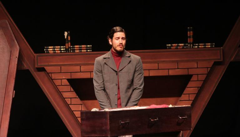 Marco Pigossi estreia peça no Festival Internacional de Teatro