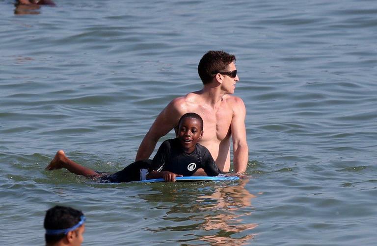 Mercy James e David Banda, filhos de Madonna, curtem praia no Rio de Janeiro
