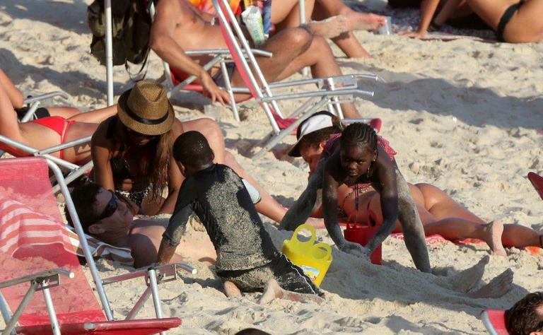 Mercy James e David Banda, filhos de Madonna, curtem praia no Rio de Janeiro