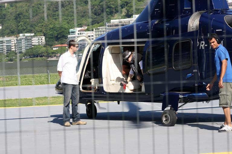 Madonna curte passeio de helicóptero