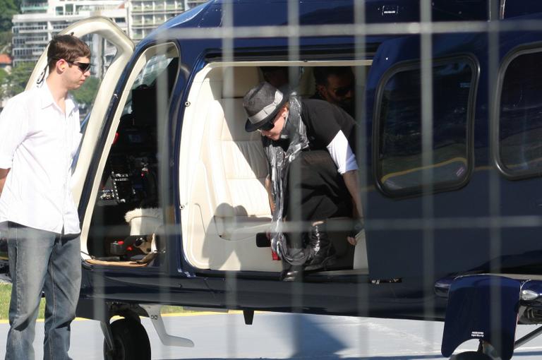 Madonna curte passeio de helicóptero