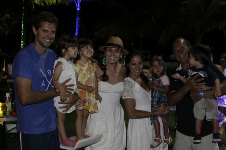 Com o marido Leonardo Nogueira e suas gêmeas Antônia e Sofia, Giovanna Antonelli curte o sábado com Paulo César Grande, Cláudio Mauro e os gêmeos do c