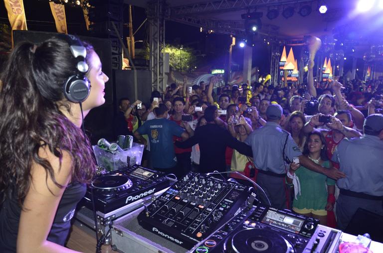 Ísis Valverde ataca de DJ no Carnatal