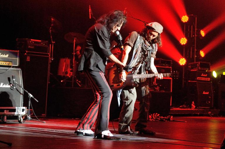 Johnny Depp toca guitarra em show do roqueiro Alice Cooper