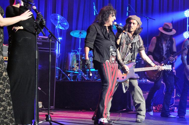 Johnny Depp toca guitarra em show do roqueiro Alice Cooper