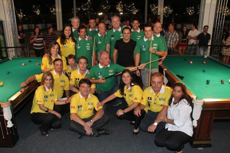 Famosos participam de campeonato de sinuca em São Paulo
