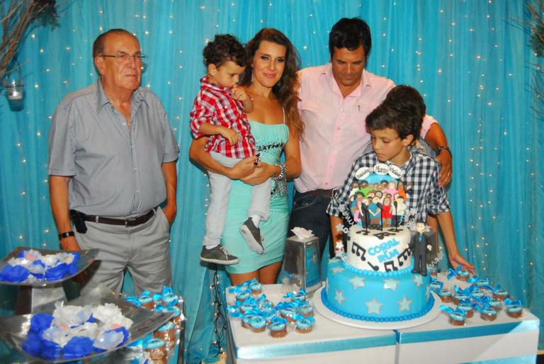 Marco Camargo comemora aniversário ao lado da família