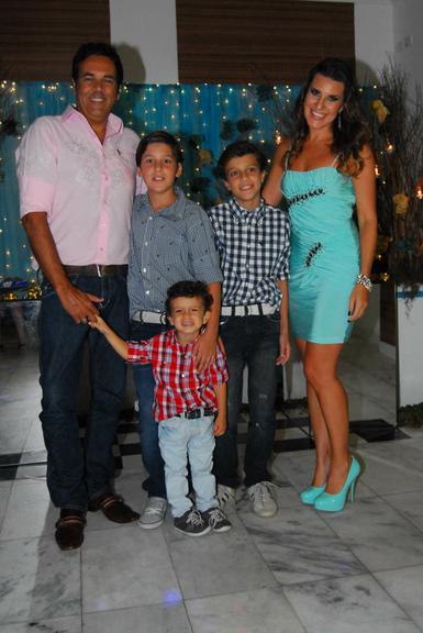 Marco Camargo comemora aniversário ao lado da família