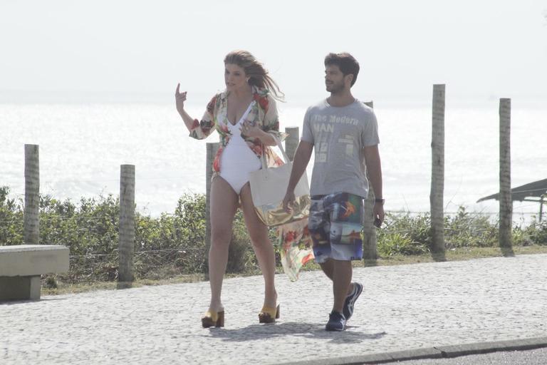 Cristiana Oliveira grava cenas de 'Salve Jorge' com o ator Duda Nagle usando um maiô branco