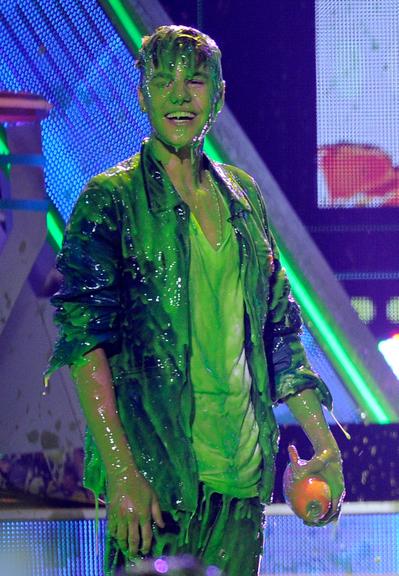 Justin Bieber foi a vítima da gosma verde deste ano, no Kids' Choice Awards 