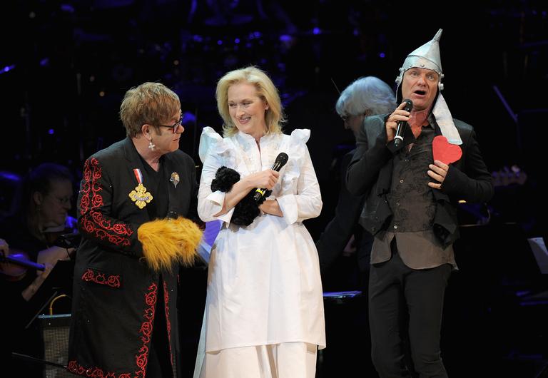 Elton John, Meryl Streep e Sting fizeram uma versão de 'O Mágico de Oz' em um show beneficente 