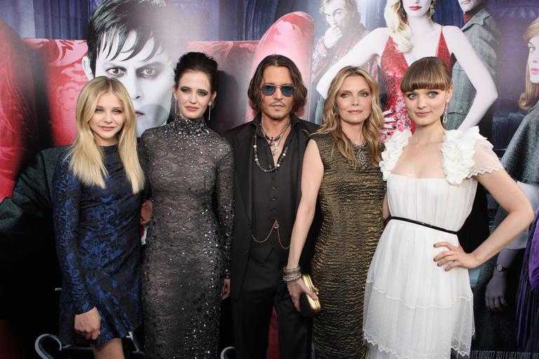 Chloe Grace Moretz, Eva Green, Johnny Depp, Michelle Pfeiffer e Bella Heathcote divulgam 'Sombras da Noite'
