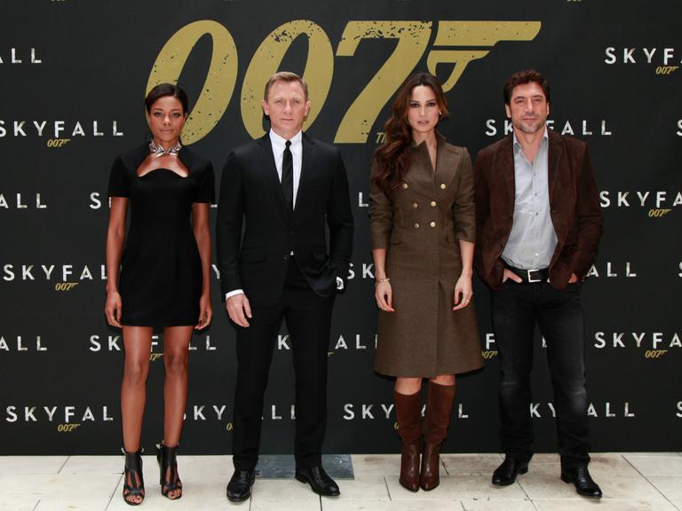 Naomie Harris, Daniel Craig, Bernice Marlohe e Javier Bardem na première de '007 – Operação Skyfall'