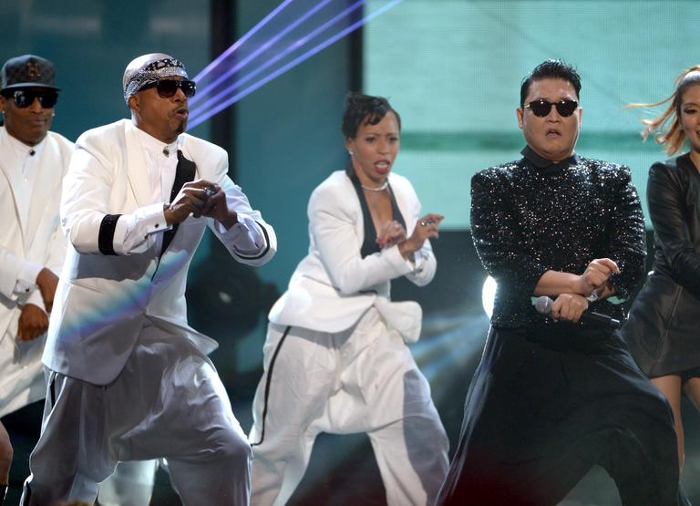 MC Hammer se encontrou com Psy no palco do AMA 2012