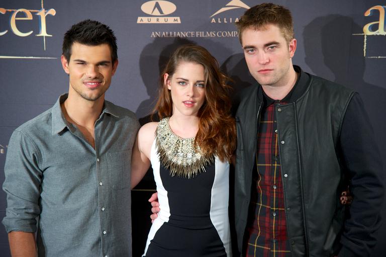 Kristen Stewart e Robert Pattinson reapareceram juntos para divulgar o último filme da saga 'Crepúsculo', ao lado do ator Taylor Lautner